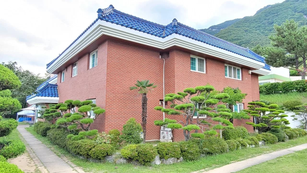 산자락 아래 자리한 무궁애학원 건물 전경