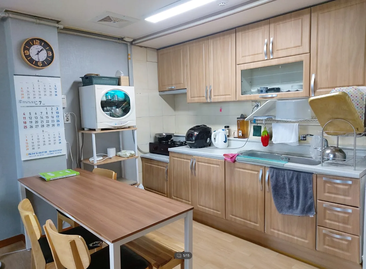 식탁과 주방 시설이 있는 체험홈 주방
