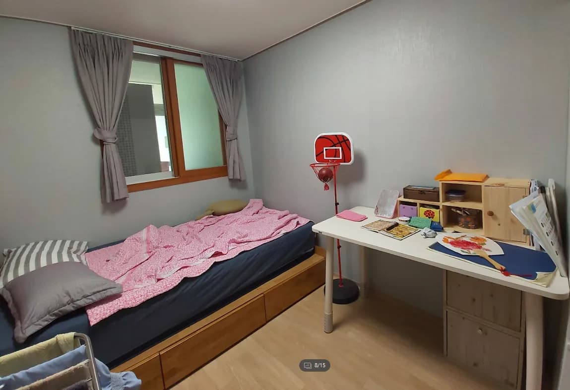 침대와 책상이 놓인 개인 방